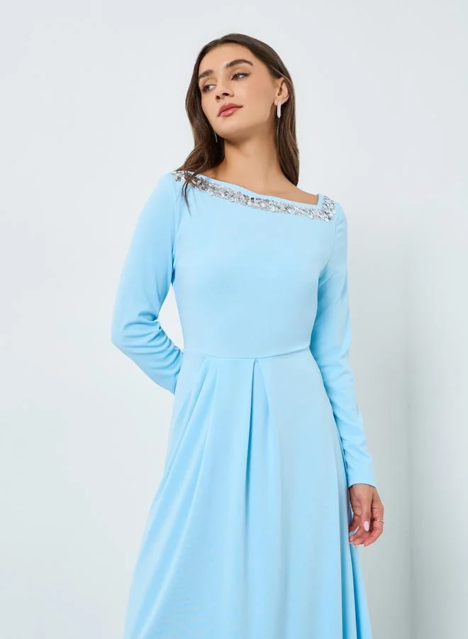 ستايلي فستان طويل بتفاصيل منمقة